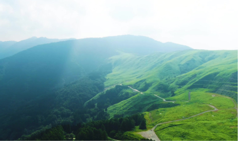 県内最高峰の氷ノ山から連なる山々